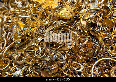 Recycling von Altgold um einen geschmolzenen Goldbarren in London Assay Office in Gutter Lane Bildnachweis zu machen: David Levenson Stockfoto