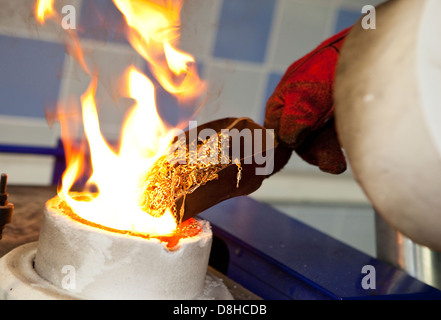 Recycling von Altgold um einen geschmolzenen Goldbarren in London Assay Office in Gutter Lane Bildnachweis zu machen: David Levenson Stockfoto