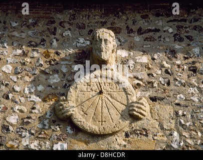 Mittelalterliche Sonnenuhr an der Südwand der Kirche St Mary the Virgin, North Stoke, Oxfordshire, England; zeigt wichtige Zeiten im kirchlichen Tag Stockfoto