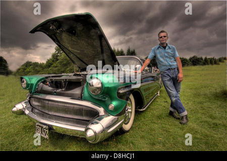 Schwarz & grün 1957 Buick Oldtimer; Dave Weatherby mit seinem preisgekrönten amerikanischen 1957 Oldtimer Stockfoto