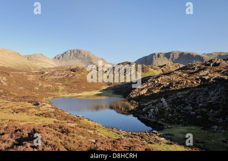 Blackbeck Tarn auf Heuhaufen im englischen Lake District, mit großen Giebel und Kirk verliebte sich in den Hintergrund Stockfoto