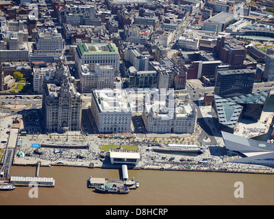 Liverpool Waterfront vollgepackt mit Menschen für den Kampf der Atlantic Memorial Wochenende, North West England Stockfoto