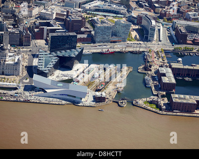 Liverpool Waterfront vollgepackt mit Menschen für den Kampf der Atlantic Memorial Wochenende, North West England Stockfoto