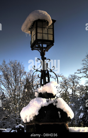 Schnee auf einer Churchgate Lampe. Winter Schneefall in Grappenhall Village, Warrington Cheshire, England, UK Stockfoto