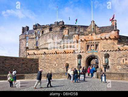 Edinburgh Castle Scotland Edinburgh Touristen vor dem Eingang zum Edinburgh Castle in der Altstadt Edinburgh Midlothian Scotland UK GB Europe Stockfoto