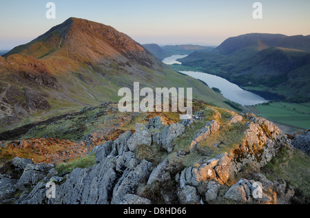 Blick vom Heuhaufen über hohe Felsen, Buttermere und Crummock Wasser im Morgengrauen im englischen Lake District Stockfoto