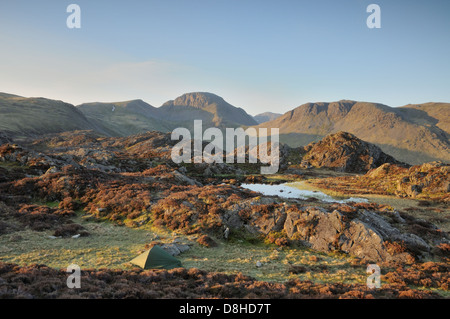 Wild campen neben Innominate Tarn auf dem Gipfel des Heuhaufen im englischen Lake District Stockfoto