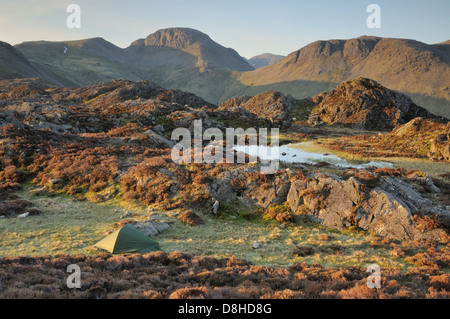 Wild campen neben Innominate Tarn auf dem Gipfel des Heuhaufen im englischen Lake District Stockfoto