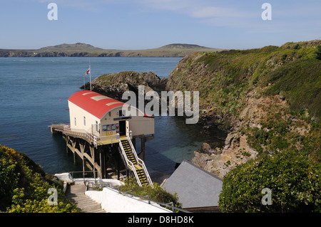 St Justinians Lifeboat Station mit Blick auf Ramsey Island und Ramsey Sound Pembrokshire Coast National Park Wales Cymru UK Stockfoto