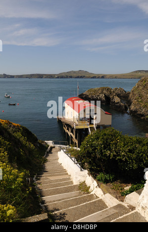 St Justinians Lifeboat Station mit Blick auf Ramsey Island und Ramsey Sound Pembrokshire Coast National Park Wales Cymru UK Stockfoto