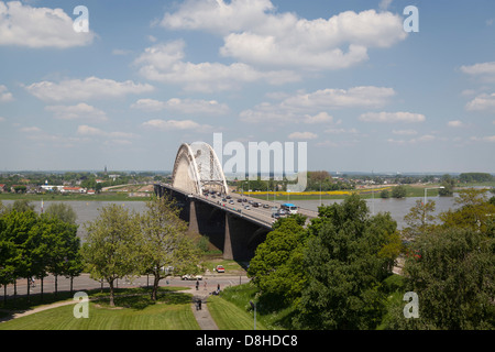 Blick auf die Waalbrug (Brücke über den Fluss Waal) in Nijmegen in den Niederlanden. Stockfoto