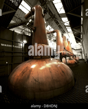 The Tobermory Whisky Distillery Copper Still, Tobermory, Isle-of-Mull, Schottland, Vereinigtes Königreich, PA75 6NR Stockfoto