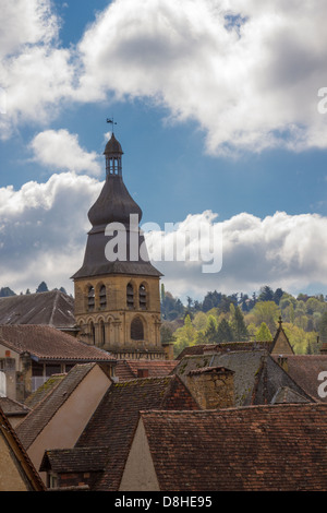 Bell Tower der Cathedrale Saint-Sacerdos erhebt sich über roten Ziegel Dächer in charmanten Sarlat, Dordogne Region Frankreichs Stockfoto