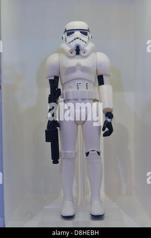 Museum of Childhood, Bethnal Green, London, UK. 29. Mai 2013. Eine Star Wars Storm Trooper Modell Figur auf dem Display an der Kriegsspiele-Ausstellung im Museum of Childhood. Kriegsspiele-Ausstellung im Museum of Childhood in Bethnal Green, untersucht "die faszinierende Beziehung zwischen Konflikt und Kinderstück". Bildnachweis: Matthew Chattle / Alamy Live News Stockfoto