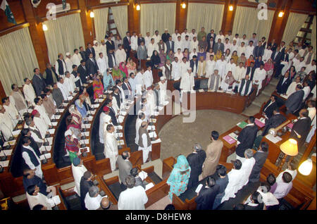 Neu gewählte Sindh Provinz Baugruppenmitglieder Eid im großen Saal der Sindh Provinz Versammlung Gebäude in Karachi auf Mittwoch, 29. Mai 2013. 155 Mitglieder der Sindh Versammlung Eid ablegen und der Eid, von Khuhro, verwaltet wurde in Englisch, Urdu und Sindhi Sprache nach Präferenz eines jeden Mitglieds. Stockfoto