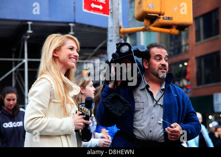 NEW YORK CITY - 16.Mai: Journalisten Fox Business News Interview am Times Square 16. Mai 2013 in Manhattan, New York City Stockfoto