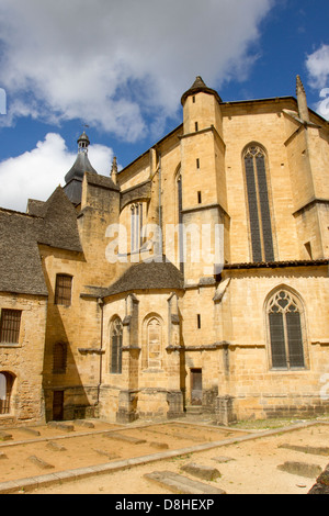 Rückseite der Kathedrale von Saint Sacerdos, mittelalterlichen Sandsteinbau in Sarlat, charmante Stadt in Dordogne Region Frankreichs Stockfoto