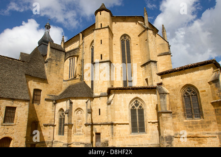 Rückseite der Kathedrale von Saint Sacerdos, mittelalterlichen Sandsteinbau in Sarlat, charmante Stadt in Dordogne Region Frankreichs Stockfoto