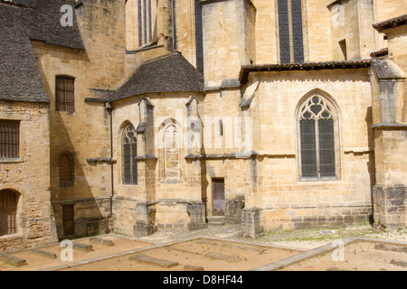 Rückseite der Kathedrale von Saint Sacerdos, mittelalterlichen Sandsteinbau in Sarlat, charmante Stadt in Dordogne Region Frankreichs Stockfoto