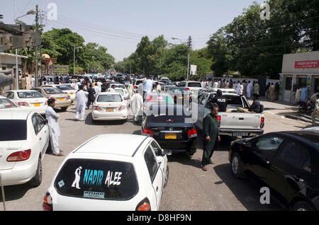 Blick auf Stau als neu gewählte Sindh Landtag Mitglieder kommen, um die erste Sitzung und Eid am Zeremonie an Sindh Montage in Karatschi an Mittwoch, 29. Mai 2013 teilnehmen. 155 Mitglieder der Sindh Versammlung Eid ablegen und der Eid, von Khuhro, verwaltet wurde in Englisch, Urdu und Sindhi Sprache nach Präferenz eines jeden Mitglieds. Stockfoto