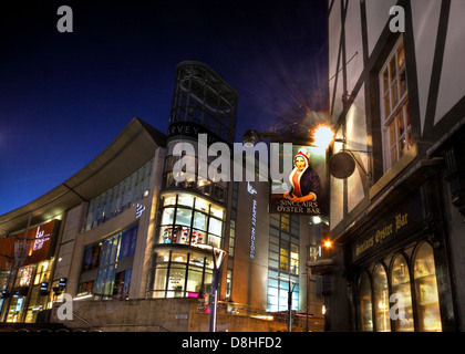 Sinclairs Oyster Bar Pub, Manchester in der Abenddämmerung, Harvey Nichols Store im Hintergrund, England UK Stockfoto