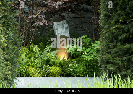 Steinskulptur in Stockton Bohren "Als Natur bestimmt" Garten am RHS Chelsea Flower Show 2013, London, UK Stockfoto