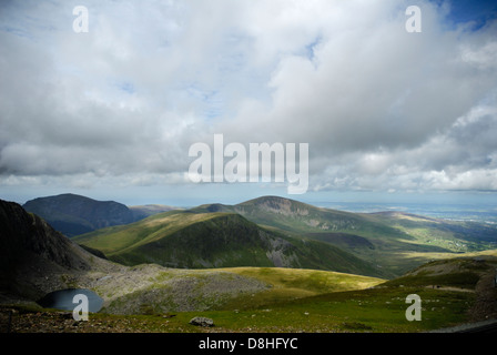 Blick vom Clogwyn Coch, Snowdon, der Moel Cynghorion Berg und Foel Goch, Snowdonia-Nationalpark, Wales, Cymru, Brite/Britin, UK, Stockfoto