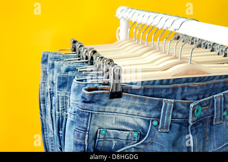 Zeile der erhängten Blue Jeans in einem Laden Stockfoto