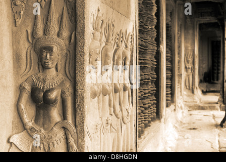 Kunstvolle Reliefs von Apsara an der Innenwand des Angkor Wat, Kambodscha Stockfoto