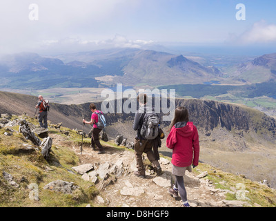 Ansicht Süd, Llechog von Rhyd Ddu Weg auf Bwlch Main auf Mt Snowdon mit Wanderer zu Fuß hinunter in Snowdonia, North Wales, UK Stockfoto