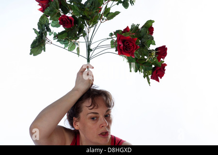 Mädchen albern mit Blumenstrauß Stockfoto