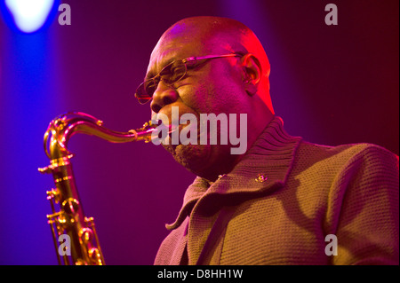 Manu Dibango Afrobeat jazz Sax Legende spielt mit seiner Band bei Hay Festival 2013 Hay on Wye Powys Wales UK Stockfoto