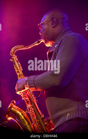 Manu Dibango Afrobeat jazz Sax Legende spielt mit seiner Band bei Hay Festival 2013 Hay on Wye Powys Wales UK Stockfoto