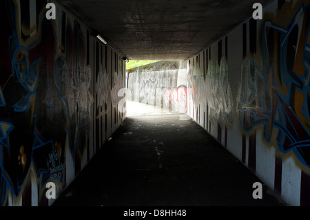 Fußgängertunnel in einer Stadt mit Graffitis an den Wänden Stockfoto