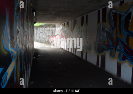 Fußgängertunnel in einer Stadt mit Graffitis an den Wänden Stockfoto