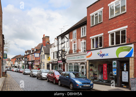 Stadtzentrum Geschäfte und Unternehmen, die mit dem Wagen auf der Straße geparkt auf gepflasterten St. Mary's Street, Newport, Shropshire, West Midlands, England, Großbritannien Stockfoto