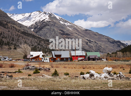 Kleiner Ort im Herzen der San Juan Mountains in den USA mit schmelzender Schnee auf dem Boden Stockfoto