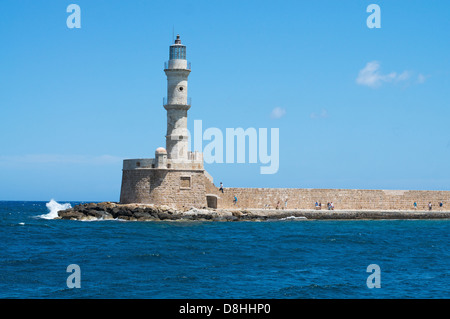 Alter Leuchtturm auf dem Pier im Hafen von Chania, Kreta, Griechenland Stockfoto