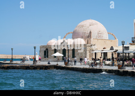 Türkische Moschee Yiali Tzami am Hafen in Chania, Crete. Stockfoto