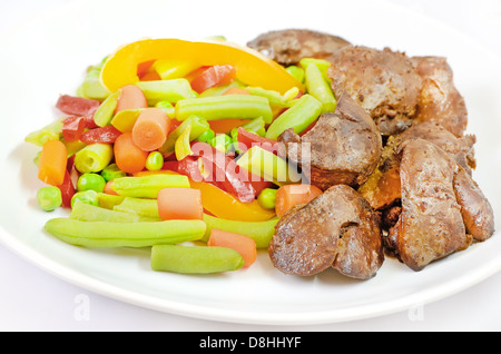 Gekochtes Gemüse mit Hühnerleber auf weißen Teller Stockfoto