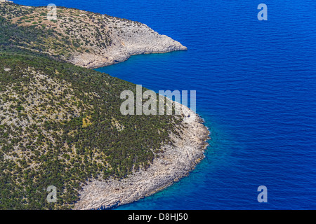 Felsige Küste der Insel Losinj in Adria Meer - Luftbild Stockfoto