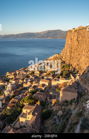 Sonnenaufgang über dem alten ummauerten byzantinische Stadt von Monemvasia, in Lakonien, südlichen Peloponnes, Griechenland. Stockfoto