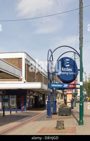 Anmelden an einem Eingang zu Eccles Einkaufszentrum in Greater Manchester. Die Gegend hat sehr wenige Käufer. Stockfoto