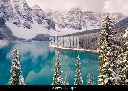 Wenkchemna Spitzen oder Ten Peaks Aufgang über Moraine Lake in den Schnee, in der Nähe von Lake Louise, Banff Nationalpark, Alberta, Kanada Stockfoto