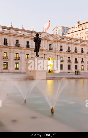 Südamerika, Chile, Santiago, Palacio De La Moneda, Chile Präsidentenpalast in der Dämmerung beleuchtet Stockfoto