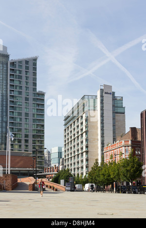 Teil des Platzes vor der Manchester Central Convention-komplex und das Raddison Blu Hotel am Windmill Street. Stockfoto