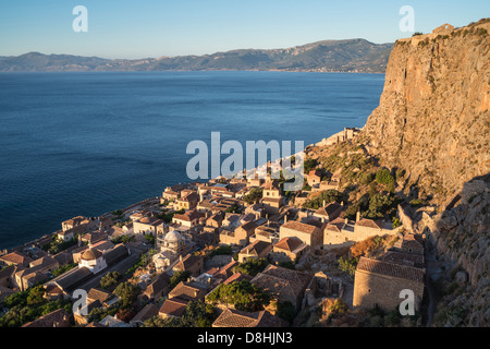 Sonnenaufgang über dem alten ummauerten byzantinische Stadt von Monemvasia, in Lakonien, südlichen Peloponnes, Griechenland. Stockfoto