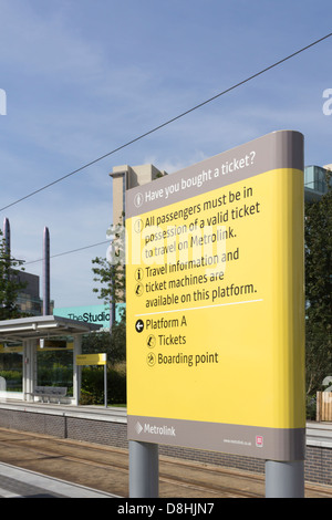"Haben Sie ein Ticket gekauft?" Warnschild MediaCityUK tram station, Salford Quays auf die Manchester Metrolink-Straßenbahn. Stockfoto