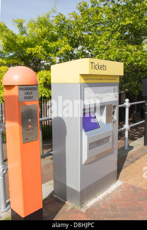 Metrolink Fahrkartenautomat und Passagier-Help-Point in Salford Quays Metrolink Tram-Station. Stockfoto