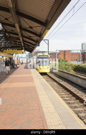 Straßenbahn auf dem Manchester Metrolink System in den kommenden zu Cornbrook Station Richtung St Werburghs Straße. Stockfoto